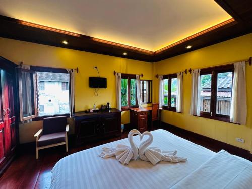 Кровать или кровати в номере Villa Phonethip Mekong Riverside