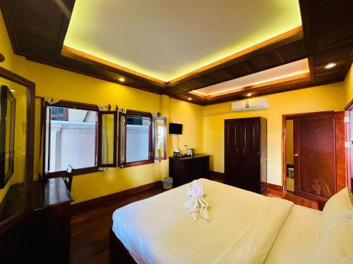 Кровать или кровати в номере Villa Phonethip Mekong Riverside
