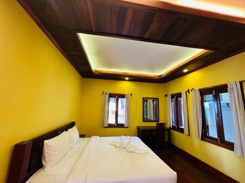 Кровать или кровати в номере Villa Phonethip Mekong Riverside