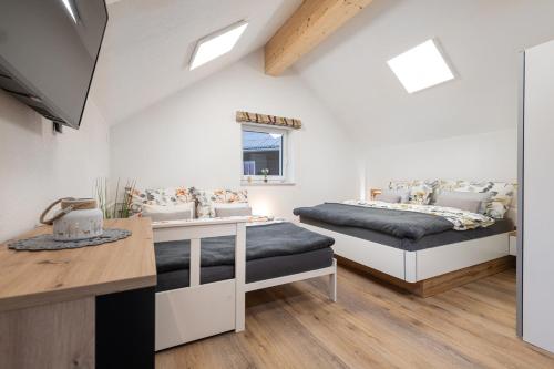 1 dormitorio con 2 camas y escritorio. en Chalet FERIENHAUS LADERDING mit Sauna, en Bad Hofgastein