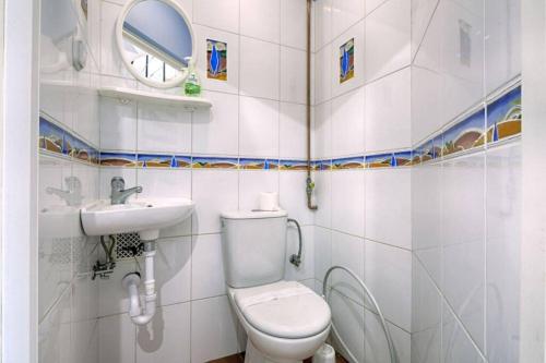 ザコパネにあるGolden Apartments Zakopane&DB11の白いバスルーム(トイレ、シンク付)