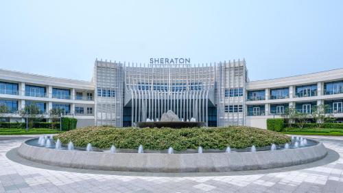 a large building with a fountain in front of it at Sheraton Beihai Resort in Beihai