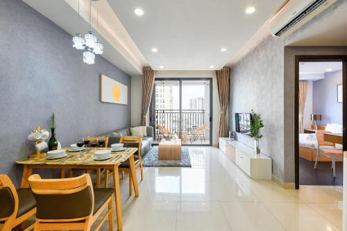 ein Esszimmer und ein Wohnzimmer mit einem Tisch und Stühlen in der Unterkunft S Lux Apartment in Ho-Chi-Minh-Stadt