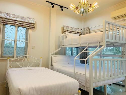 Postel nebo postele na pokoji v ubytování พูลวิลล่าชะอำ Amazia Pool Villa