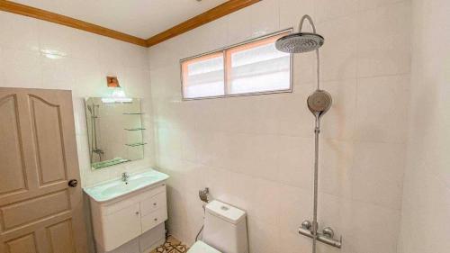 Ένα μπάνιο στο พูลวิลล่าชะอำ Amazia Pool Villa