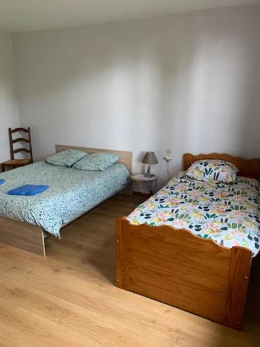 - une chambre avec un lit et un couvre-lit dans l'établissement chambre d'hôtes, à Beaubec-la-Rosière