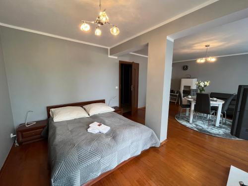 1 Schlafzimmer mit einem Bett und einem Esszimmer in der Unterkunft Morze-kwatery Apartament Villa Mare in Misdroy