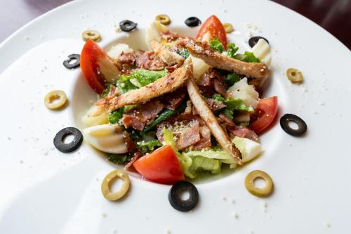 ホテルの敷地内または近くでの食事または食べ物