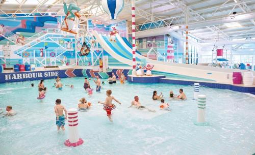 un grupo de personas en una piscina en Hafan y Môr Holiday Park, en Pwllheli