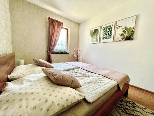 מיטה או מיטות בחדר ב-Bystrá Apartment