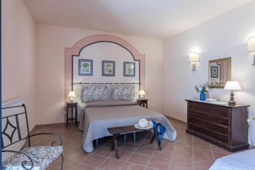 a bedroom with a bed and a table and a chair at Agriturismo Spazzavento in Palazzone