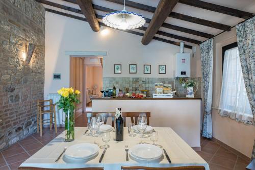a kitchen and dining room with a table and chairs at Agriturismo Spazzavento in Palazzone