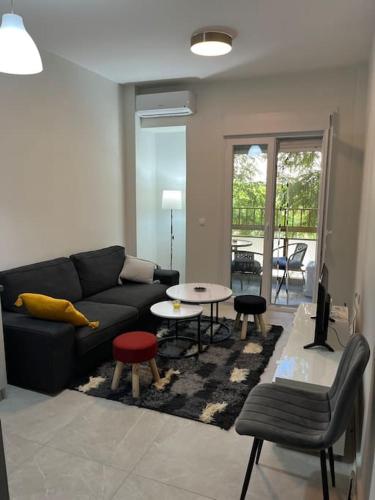 ein Wohnzimmer mit einem Sofa und einem Tisch in der Unterkunft Amazing apartment in the center in Thessaloniki