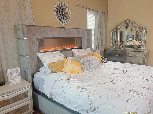 מיטה או מיטות בחדר ב-Kings and Queens luxury home