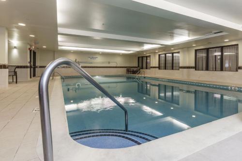 uma grande piscina com corrimão num edifício em Courtyard by Marriott Nashville at Opryland em Nashville