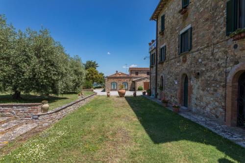an external view of a building with a yard at Agriturismo Spazzavento in Palazzone