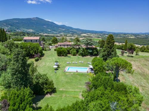 an aerial view of a garden with a swimming pool at Agriturismo Spazzavento in Palazzone