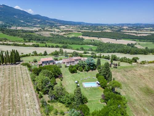 an aerial view of a estate with a swimming pool in a field at Agriturismo Spazzavento in Palazzone