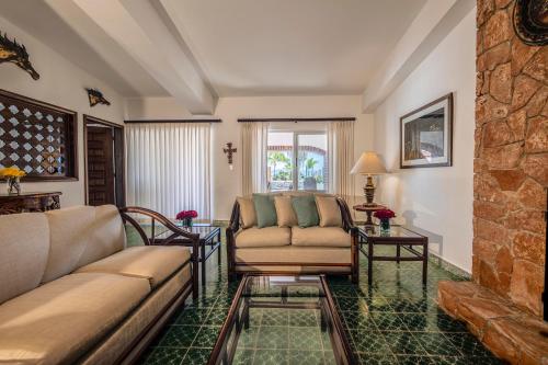 a living room with a couch and a table at Rancho Las Cruces in Las Cruces