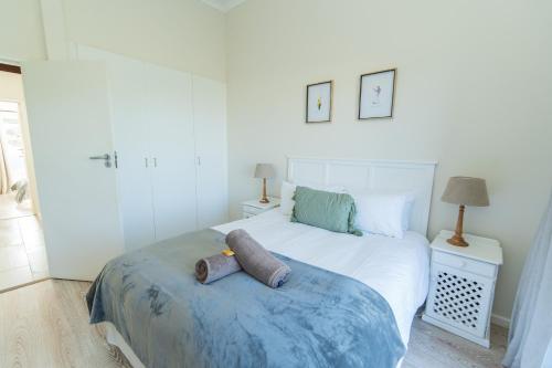 Un dormitorio con una cama con una toalla. en P7 - Goose Valley - Ocean Views, en Plettenberg Bay