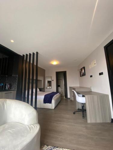 1 dormitorio con 1 cama y escritorio en una habitación en Escada en Nairobi