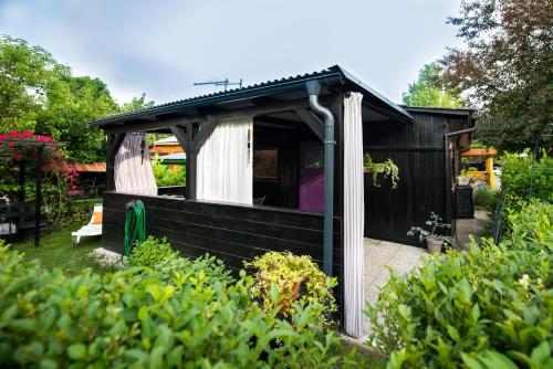 Ein Garten an der Unterkunft Boho House 1 camp Terme Catez with promotional tickets prices