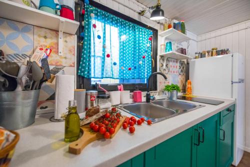卡帖歐布薩維的住宿－Boho House 1 in camp Terme Catez，厨房柜台设有水槽,上面有水果和蔬菜