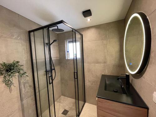 Bilik mandi di Holiday Home in Zelhem near Forest and Golf