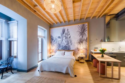 um quarto com uma cama grande e uma mesa em Art Pera Suites em Istambul