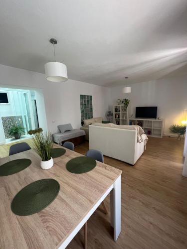een woonkamer met een tafel en een bank bij Casa centro old town in Estepona