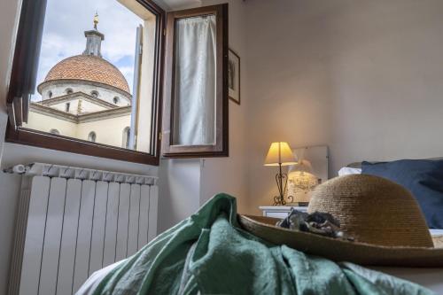 フィレンツェにあるIl Presto di San Martinoの窓付きのベッドが備わる部屋
