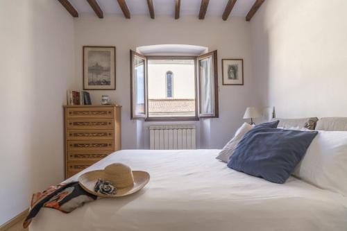 フィレンツェにあるIl Presto di San Martinoのベッドルーム(ベッド、帽子付)