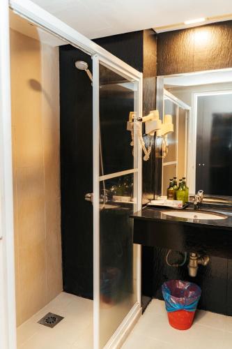 a bathroom with a sink and a mirror at Hotel Sentral Riverview Melaka in Melaka