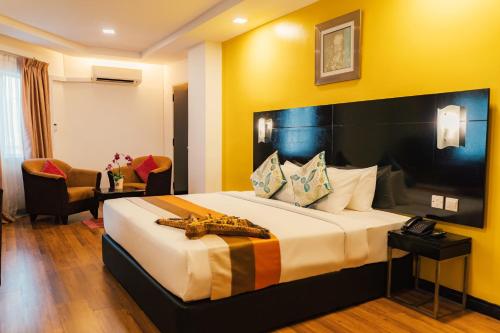 a bedroom with a large bed in a room at Hotel Sentral Riverview Melaka in Malacca