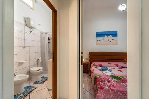 1 dormitorio con cama, aseo y baño en Casa Barbara, en Nebida