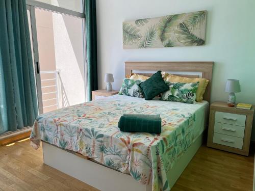 Schlafzimmer mit einem Bett und einem Fenster in der Unterkunft Aparment sierra Guadalupe in Madrid