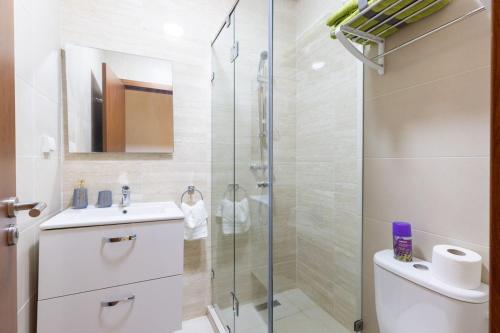 a bathroom with a shower and a toilet and a sink at Appartement de luxe Prestigia Marrakesch in Marrakesh