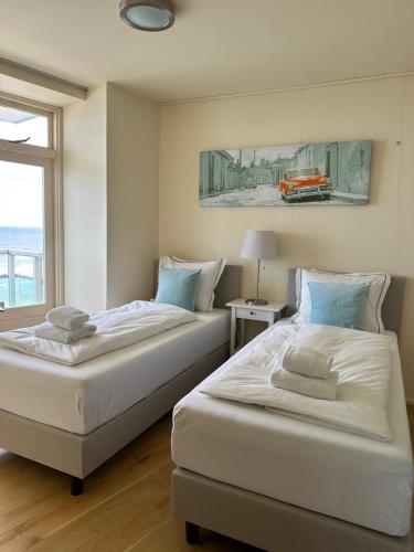 - 2 lits installés l'un à côté de l'autre dans une chambre dans l'établissement The wave, à Zandvoort