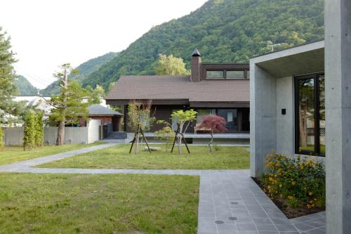 a house with a view of a yard at 椿邸・TSUBAKI-Tei in Jozankei