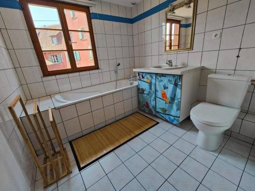 uma casa de banho com um WC, uma banheira e um lavatório. em Maison au cœur des vignobles em Westhoffen