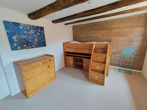 um quarto com uma secretária e uma parede de madeira em Maison au cœur des vignobles em Westhoffen