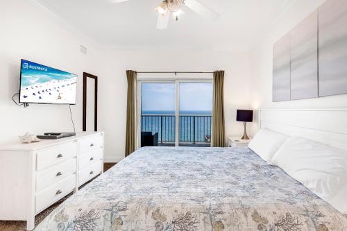 1 dormitorio con 1 cama grande y vistas al océano en Crystal Tower 1506, en Gulf Shores