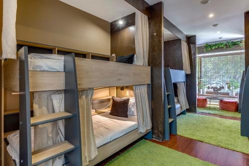Pokój z łóżkiem piętrowym i 2 łóżkami piętrowymi w obiekcie Garden in Town Hostel w Porto