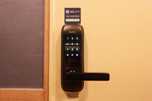 une télécommande est fixée à une porte dans l'établissement Anire, à Busan
