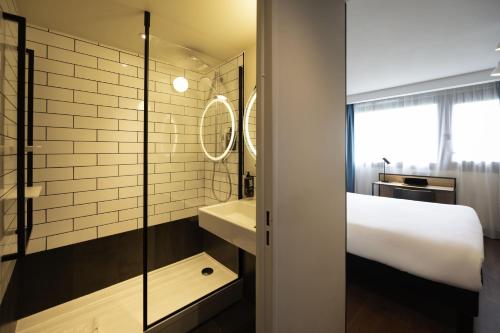 y baño con lavabo y ducha. en ibis Paris Gare de Lyon Diderot en París