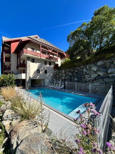 Bazén v ubytovaní Escapade cosy vu montagne Près des pistes 1800 WIFI - 6 personnes alebo v jeho blízkosti