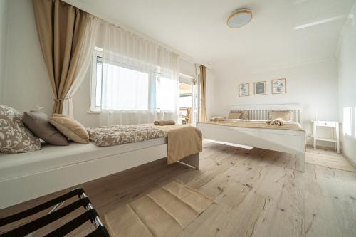 En eller flere senge i et værelse på Sunny Beach Villa