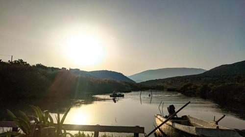 Φωτογραφία από το άλμπουμ του Garden Lake Camping σε Εξαμίλι