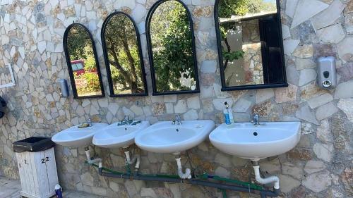 Φωτογραφία από το άλμπουμ του Garden Lake Camping σε Εξαμίλι