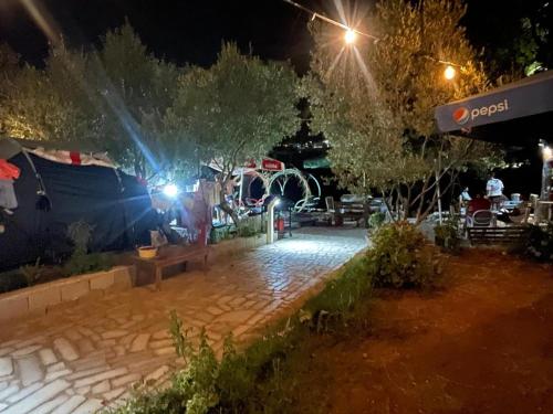 Φωτογραφία από το άλμπουμ του Garden Lake Camping σε Εξαμίλι